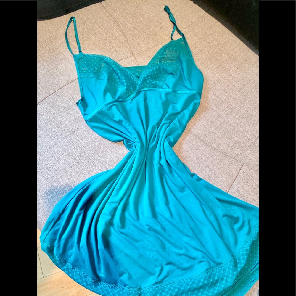 NEW VICTORIA’S SECRET SUPERSOFT LACE SLIP - Picture 4 of 8